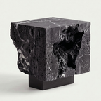 Calacatta Noir marble plinth side profile, Tobia Stones