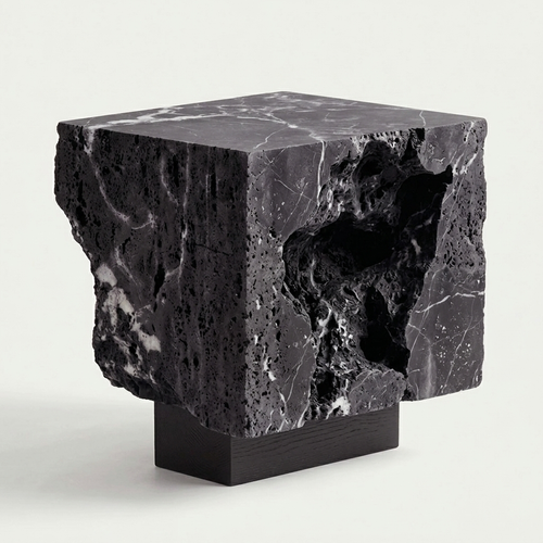 Calacatta Noir marble plinth side profile, Tobia Stones